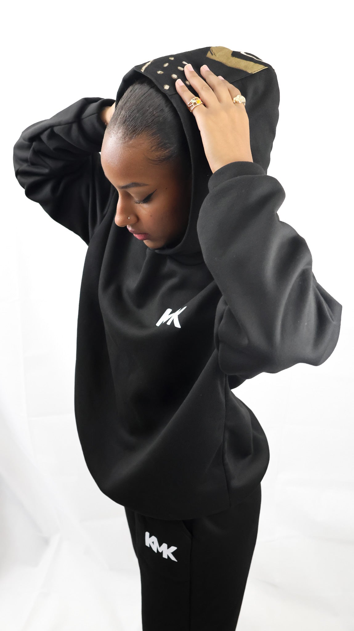 Sweat à capuche (hoodie) noir, coupe confortable et moderne.