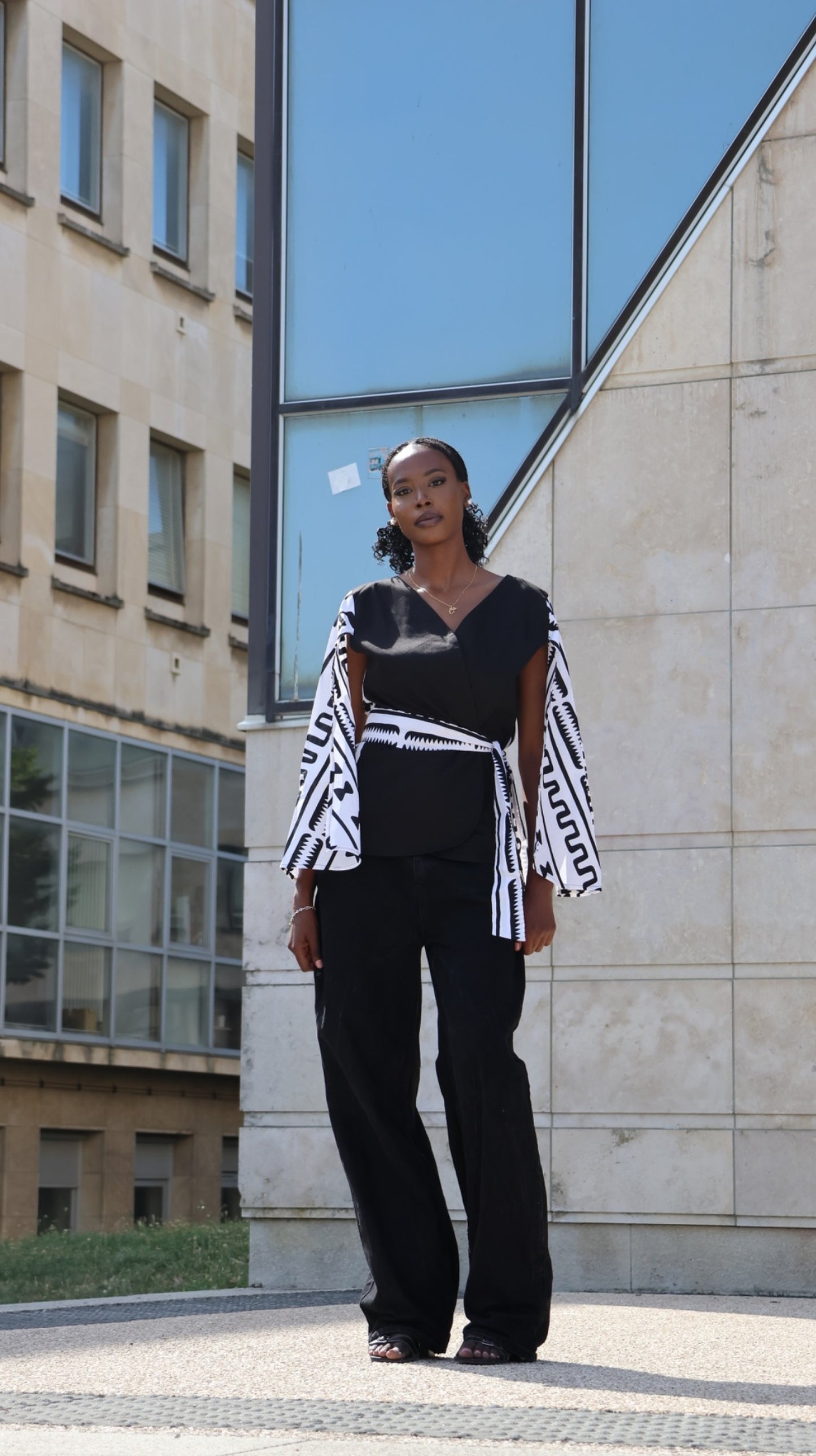 Veste noir à manche blanche