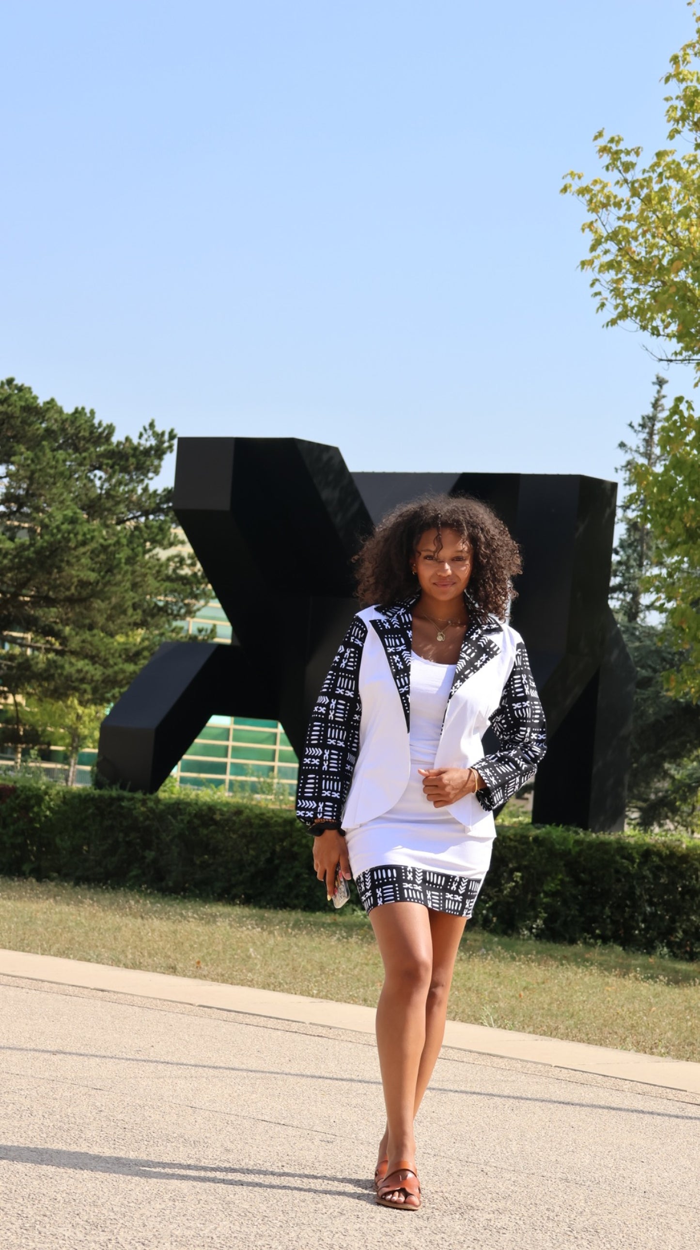 Ensemble blanc avec manche et col a motif