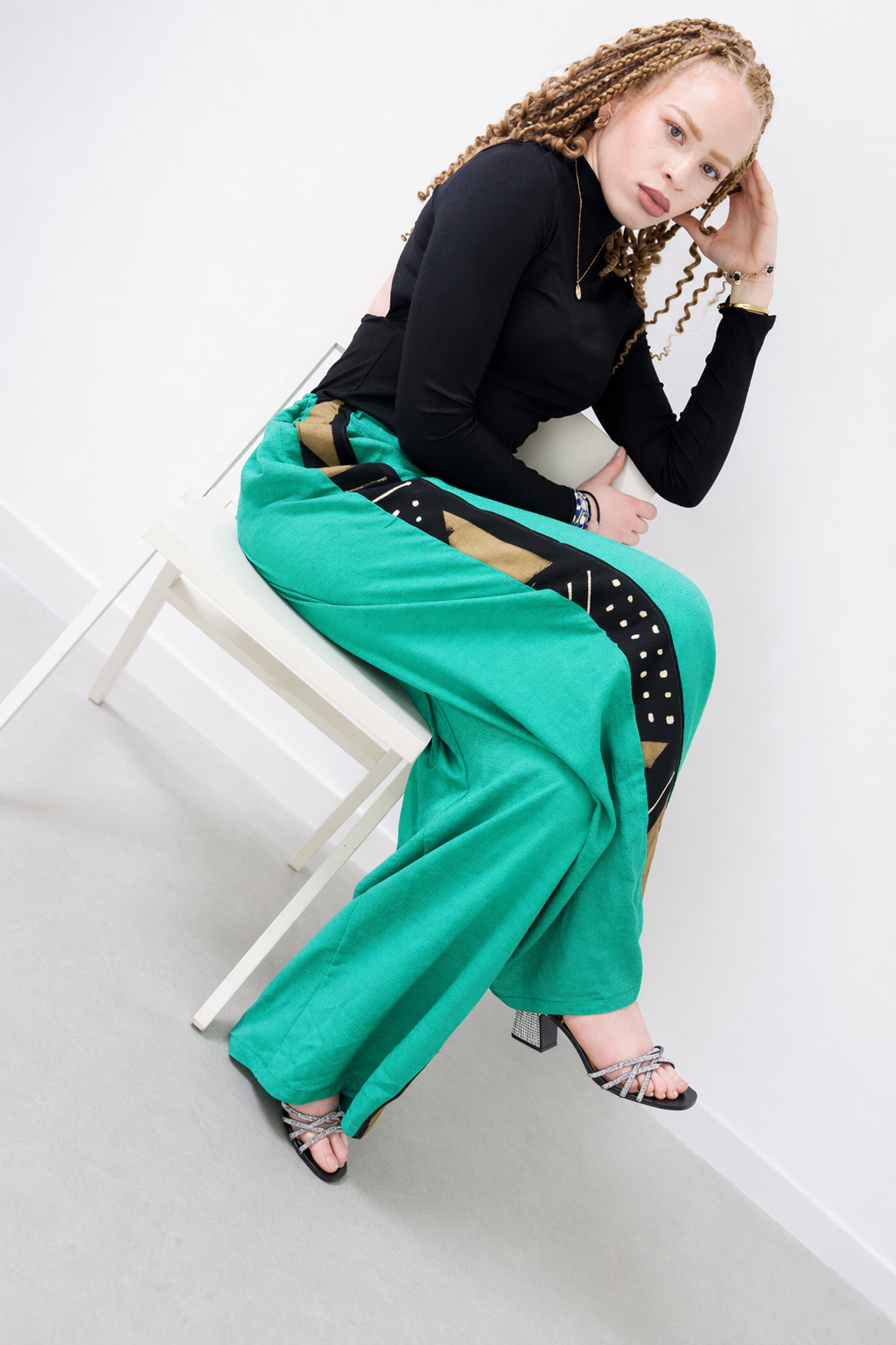 Pantalon Fluide Vert Émeraude &amp; Bandes Bogolan – L'Équilibre Parfait entre Modernité et Tradition