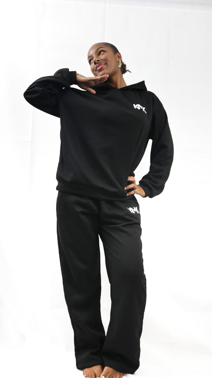 Sweat à capuche (hoodie) noir, coupe confortable et moderne.