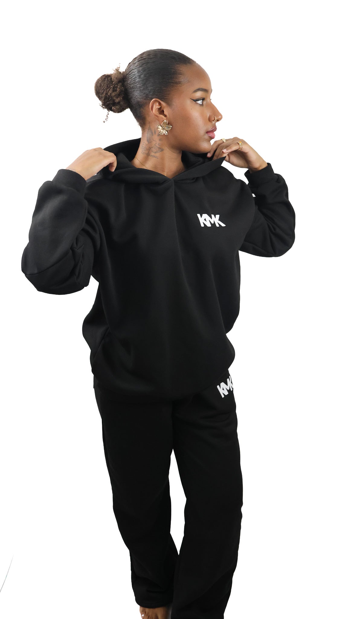 Sweat à capuche (hoodie) noir, coupe confortable et moderne.