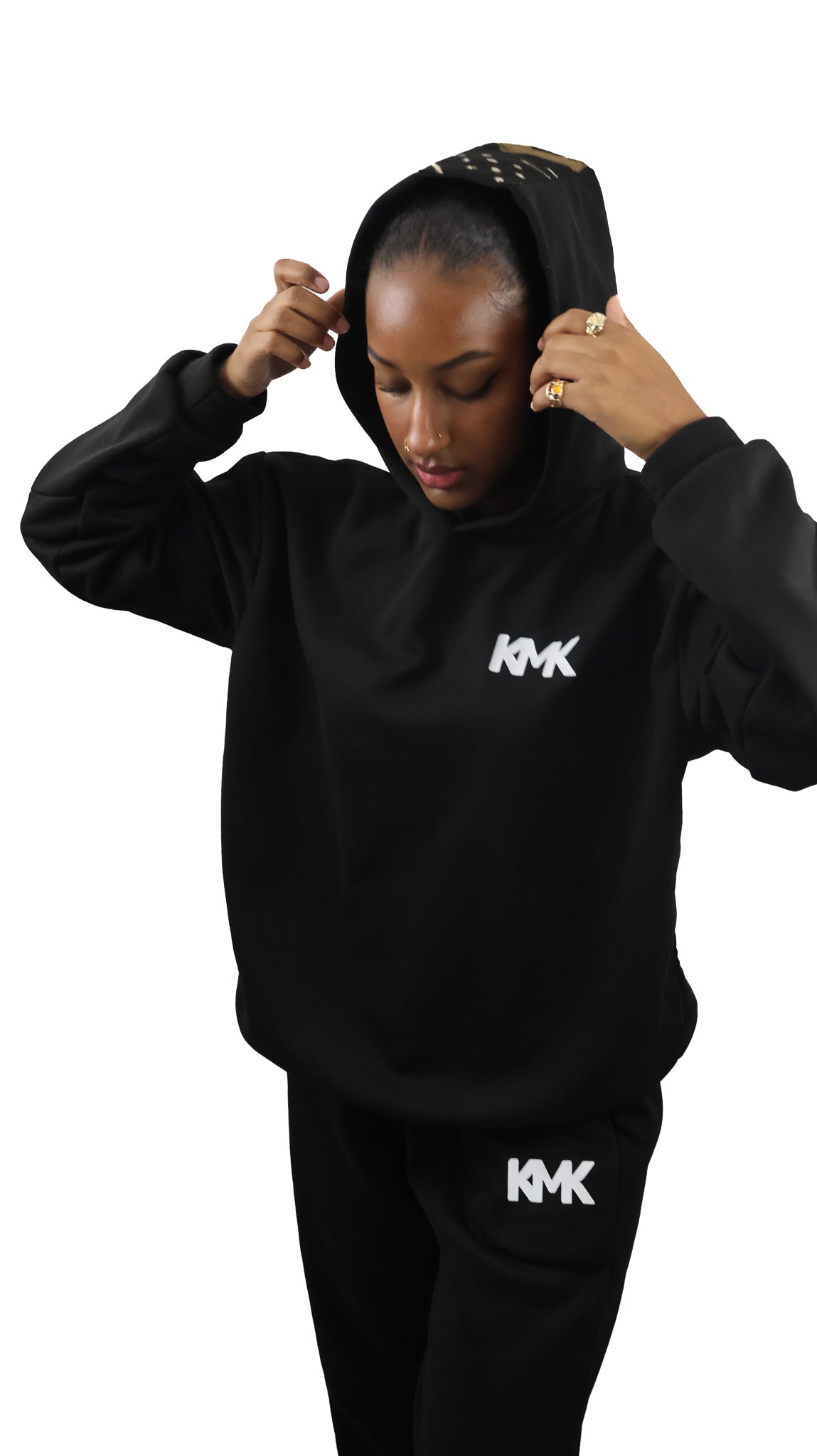 Sweat à capuche (hoodie) noir, coupe confortable et moderne.
