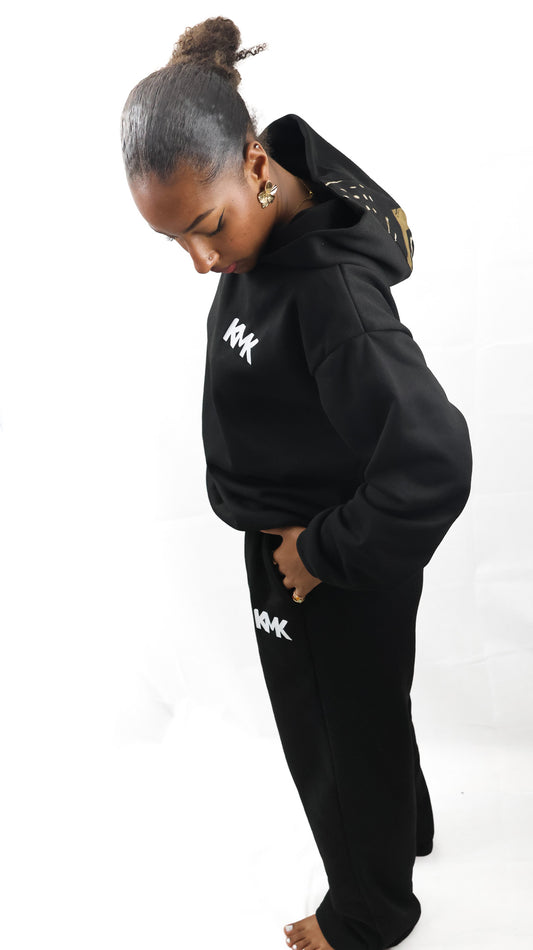 Sweat à capuche (hoodie) noir, coupe confortable et moderne.