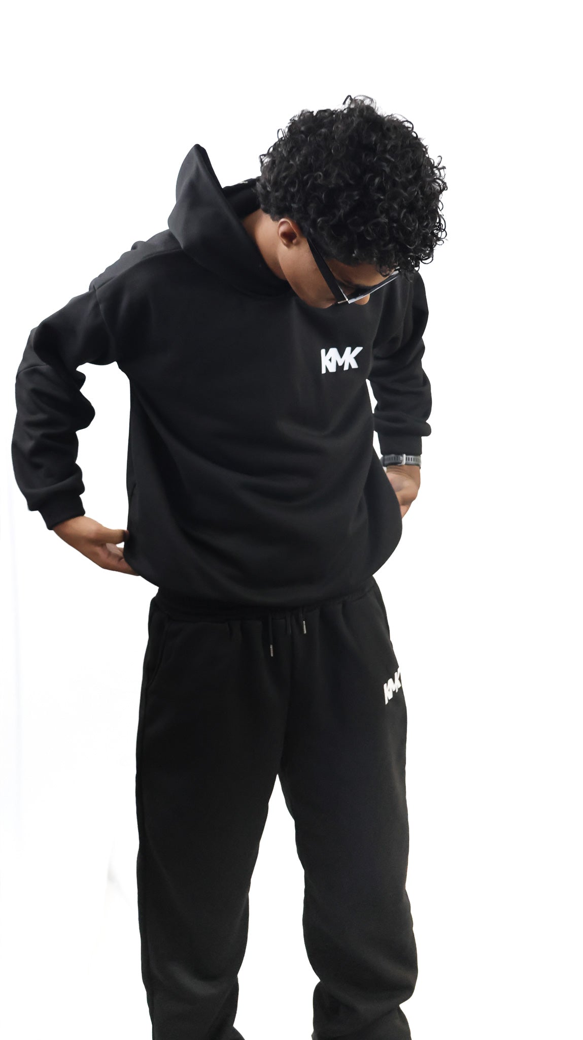 L'ensemble: Sweat à Capuche / Pantalon de Jogging.