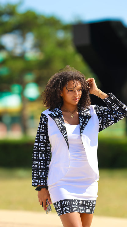 Ensemble blanc avec manche et col a motif