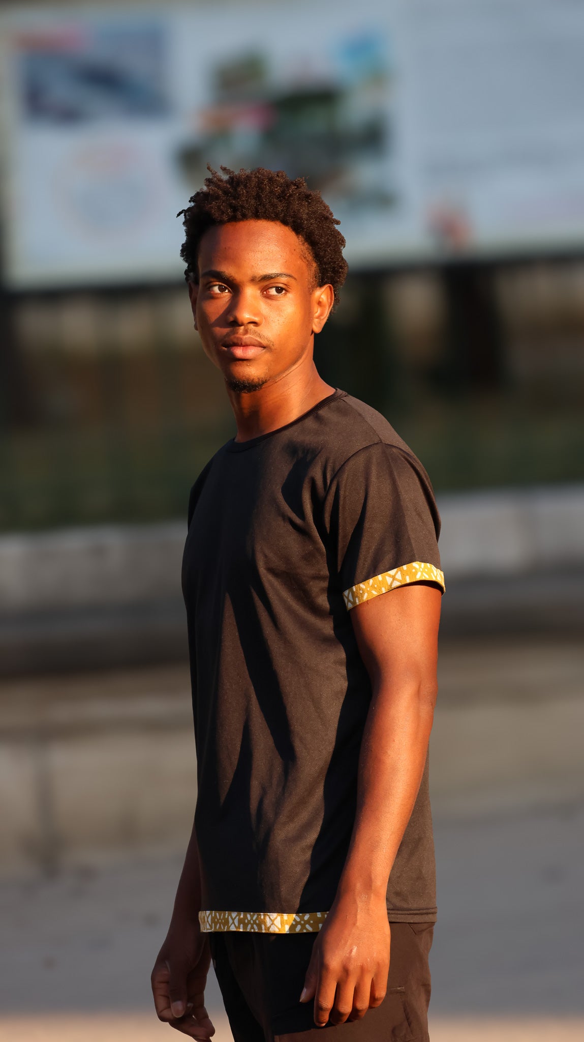 T-shirt de sport noir avec détail jaune