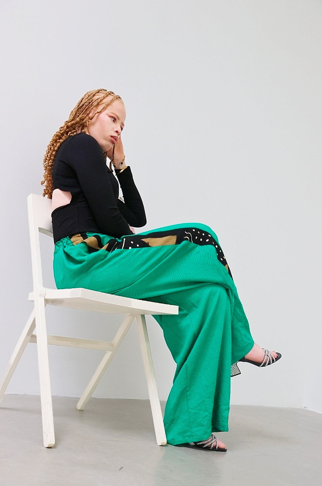 Pantalon Fluide Vert Émeraude &amp; Bandes Bogolan – L'Équilibre Parfait entre Modernité et Tradition