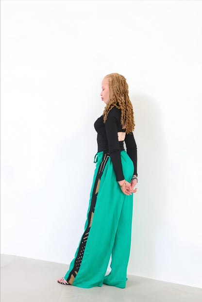 Pantalon Fluide Vert Émeraude &amp; Bandes Bogolan – L'Équilibre Parfait entre Modernité et Tradition