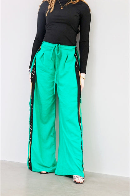 Pantalon Fluide Vert Émeraude &amp; Bandes Bogolan – L'Équilibre Parfait entre Modernité et Tradition