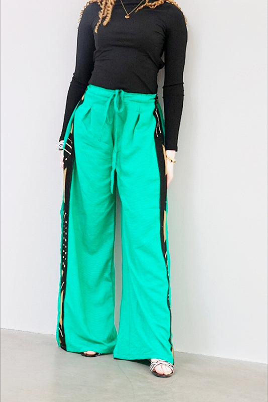 Pantalon Fluide Vert Émeraude &amp; Bandes Bogolan – L'Équilibre Parfait entre Modernité et Tradition