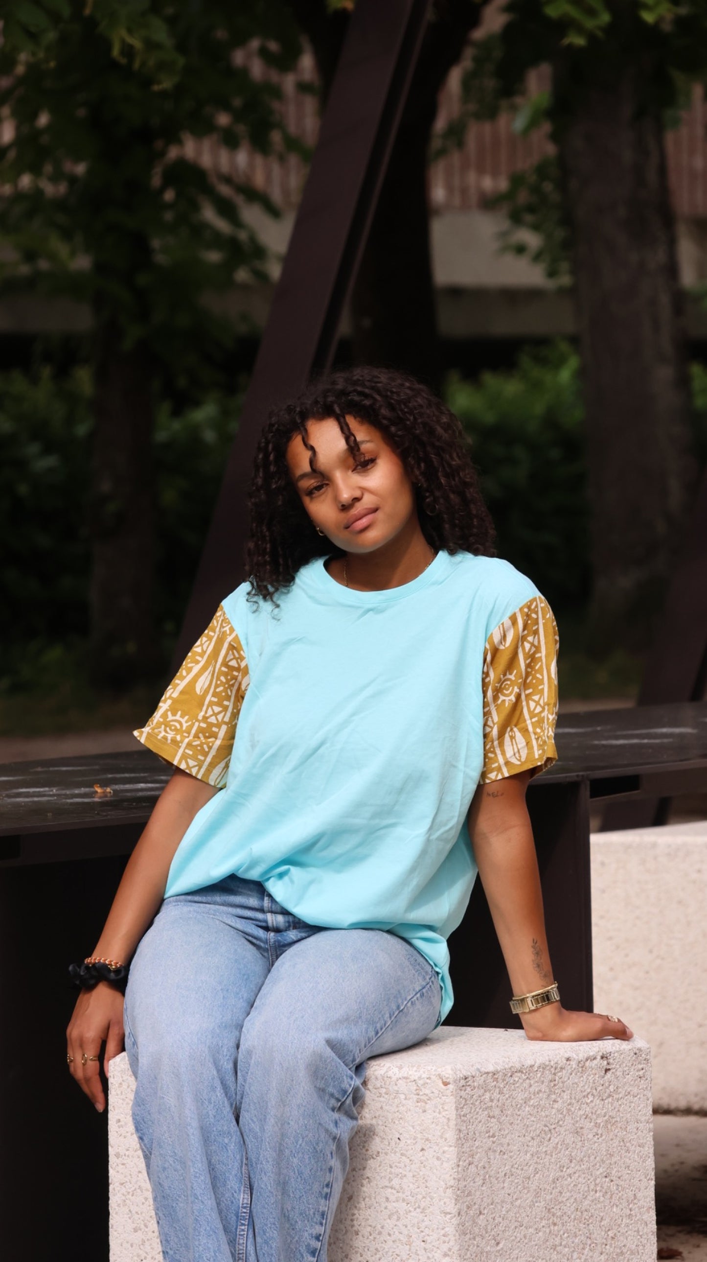 Tee shirt bleu avec motif sur les manches