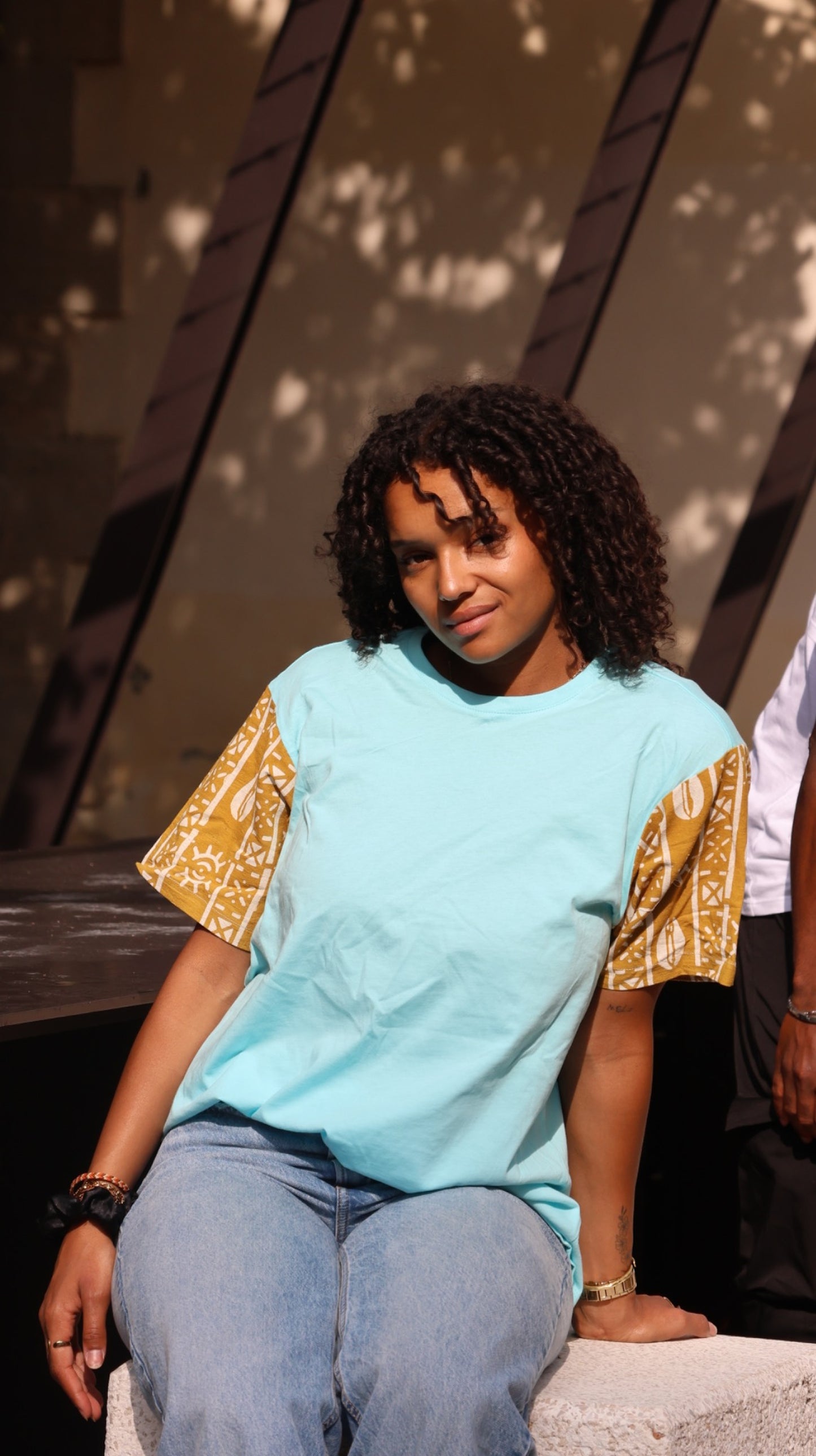 Tee shirt bleu avec motif sur les manches