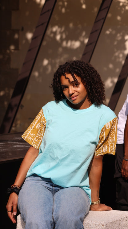 Tee shirt bleu avec motif sur les manches