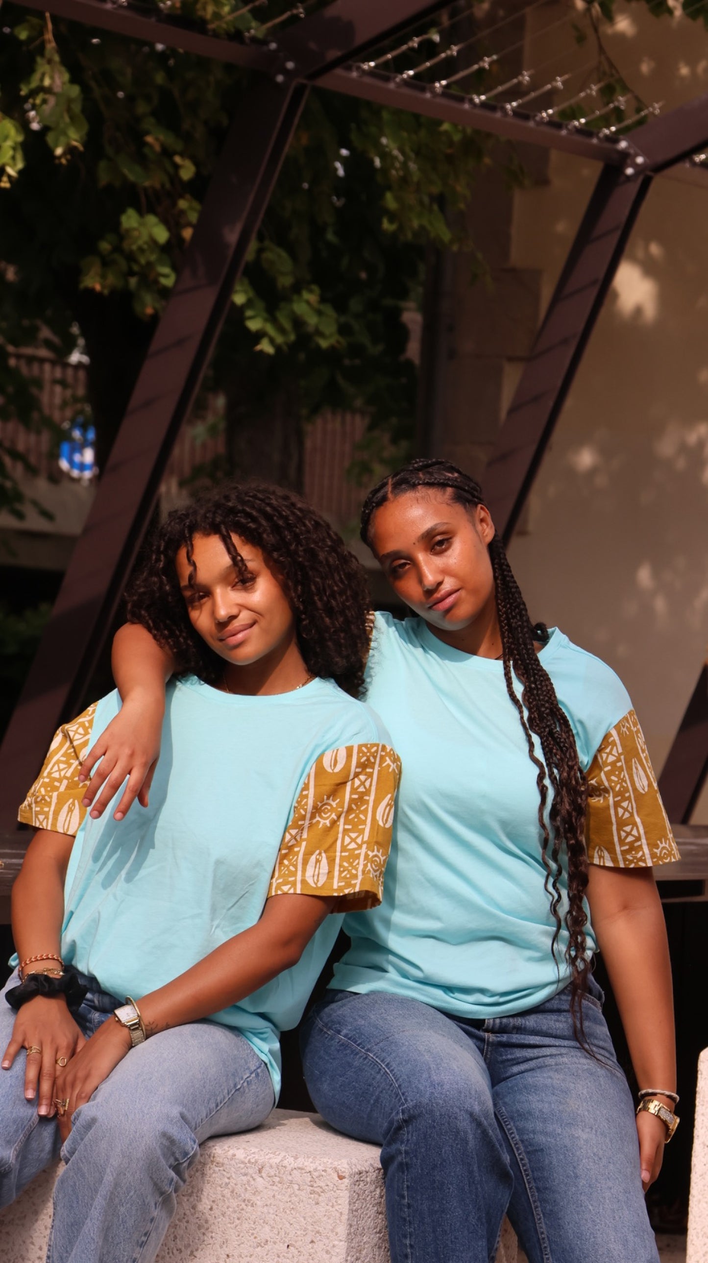 Tee shirt bleu avec motif sur les manches