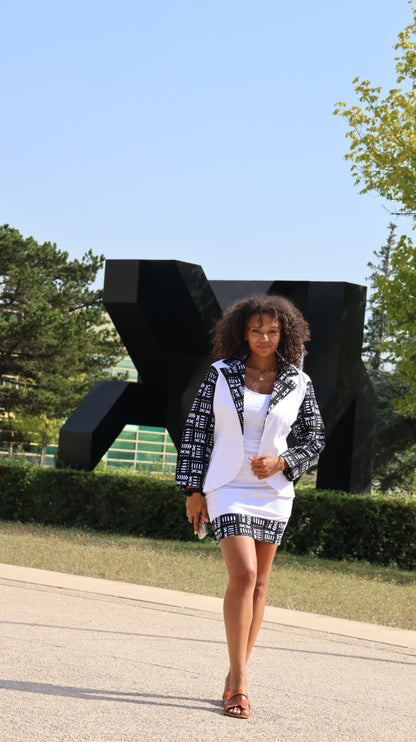Ensemble blanc avec manche et col a motif