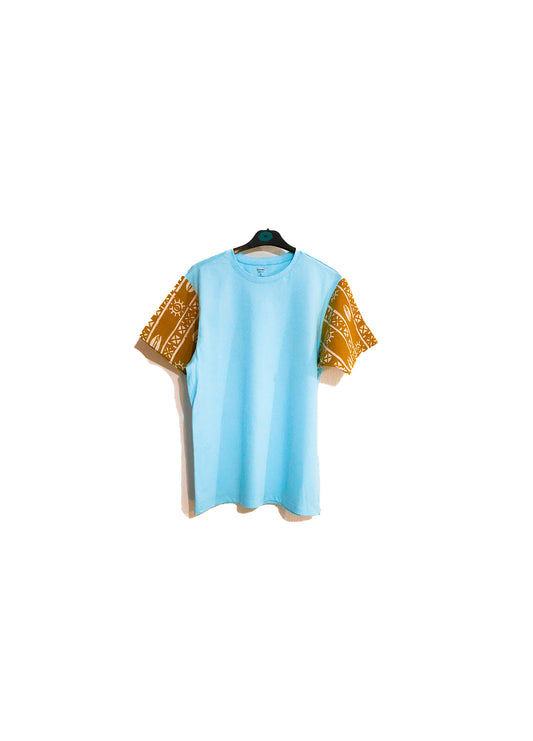 Tee shirt bleu avec motif sur les manches